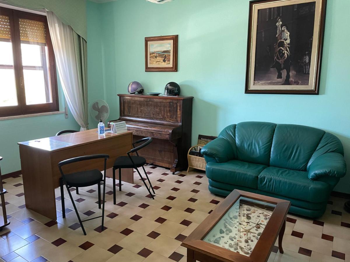 B&B Su Fassoi Santa Giusta Esterno foto